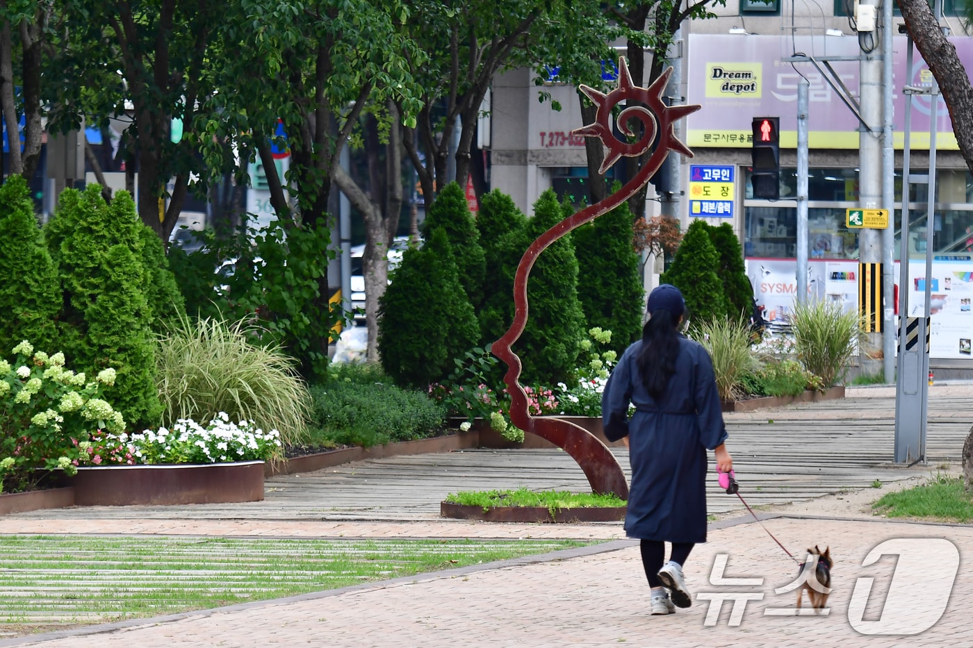 반려견과 산책하는 시민.(뉴스1 dB)