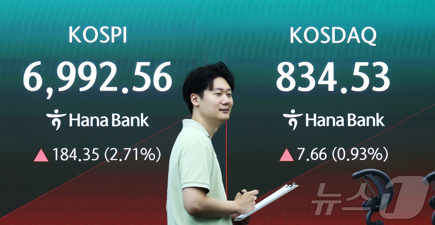 27일 오전 서울 중구 하나은행 딜링룸 전광판에 코스피 등 개장 시황이 나오고 있다. 2026.8.27 ⓒ 뉴스1 김민지 기자