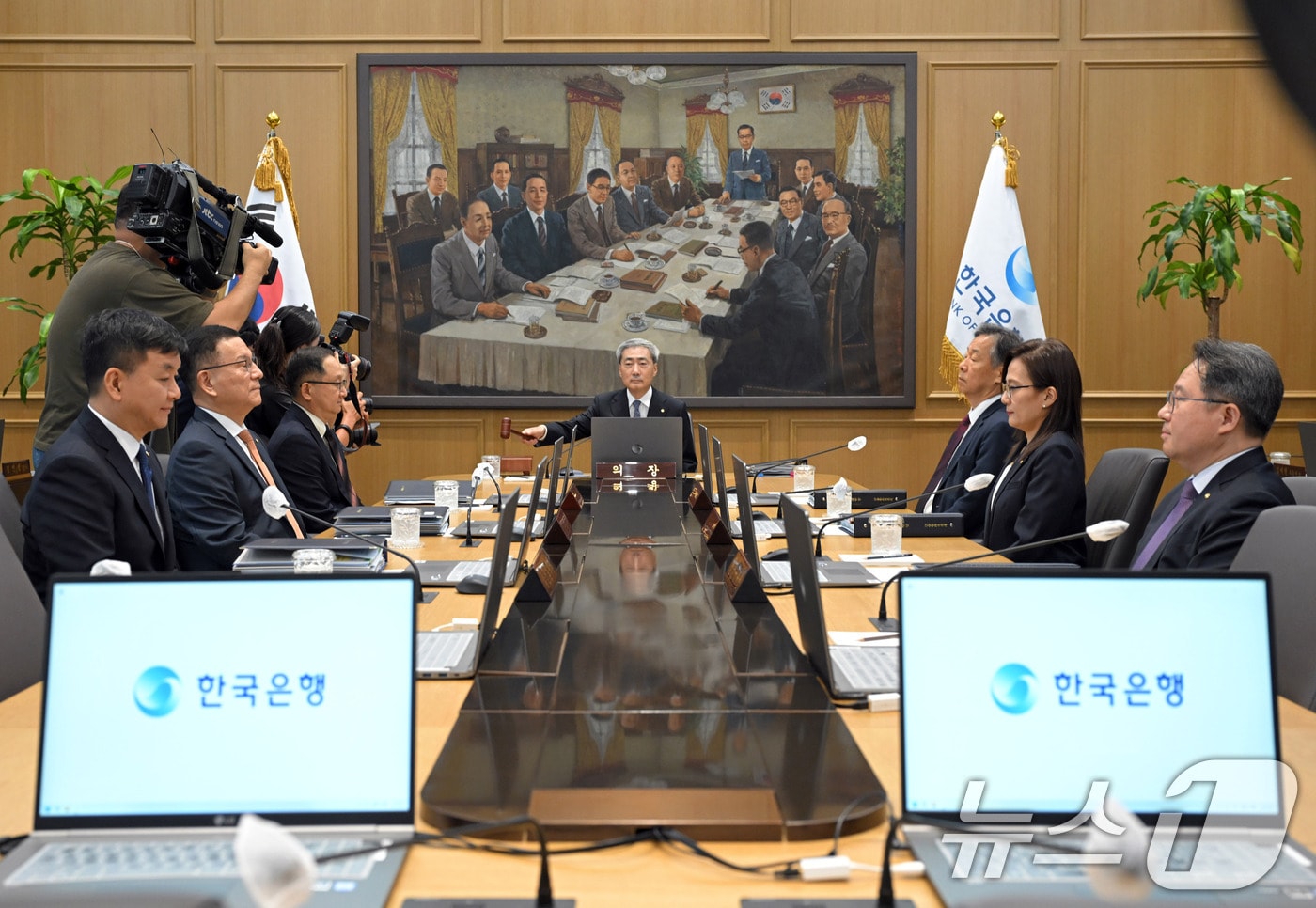 신현송 한국은행 총재가 27일 오전 서울 중구 한국은행에서 열린 금융통화위원회 회의에서 의사봉을 두드리고 있다. 2026.8.27 ⓒ 뉴스1 사진공동취재단