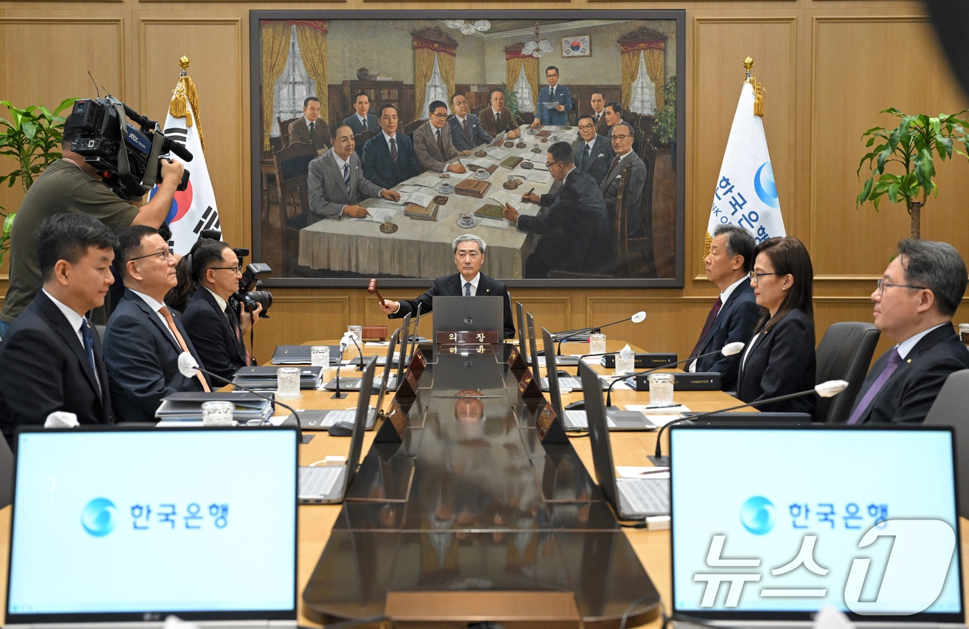 신현송 한국은행 총재가 27일 오전 서울 중구 한국은행에서 열린 금융통화위원회 회의에서 의사봉을 두드리고 있다. 2026.8.27 ⓒ 뉴스1