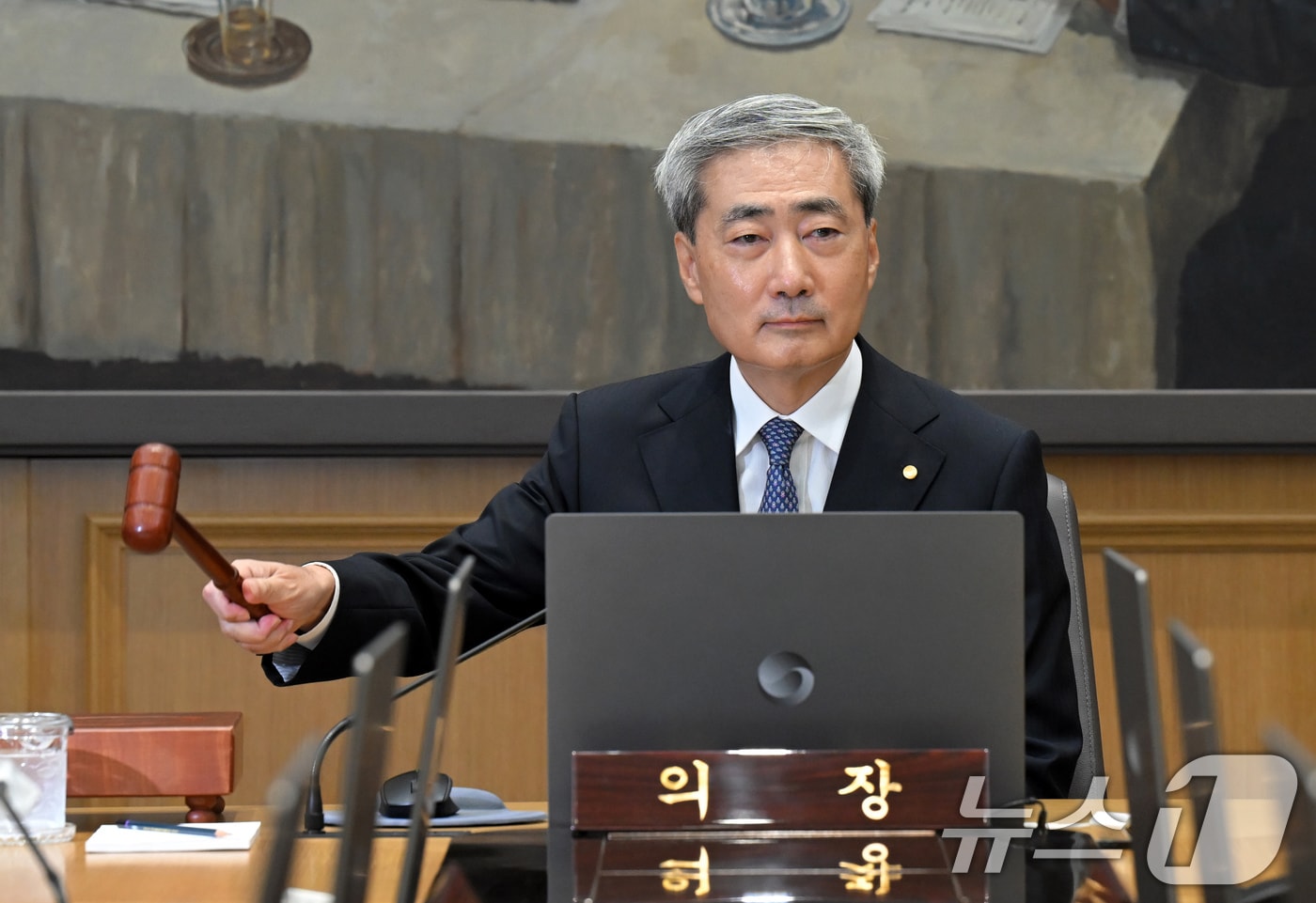 신현송 한국은행 총재가 27일 오전 서울 중구 한국은행에서 열린 금융통화위원회 회의에서 의사봉을 두드리고 있다. 2026.8.27 ⓒ 뉴스1 사진공동취재단