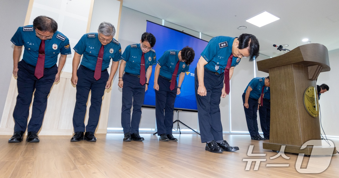고평기 제주경찰청장이 27일 청사에서 열린 지휘부 회의에서 장 모 씨 등 실종사건 허위 종결 사태와 관련, 대도민 메시지를 발표하며 사과하고 있다. 2026.8.27 ⓒ 뉴스1 안은나 기자