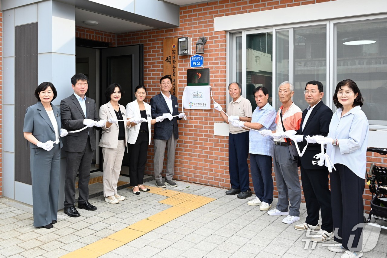김제선 중구청장이 석교 경로당 현판식을 하고 있다. (중구 제공. 재판매 및 DB금지)