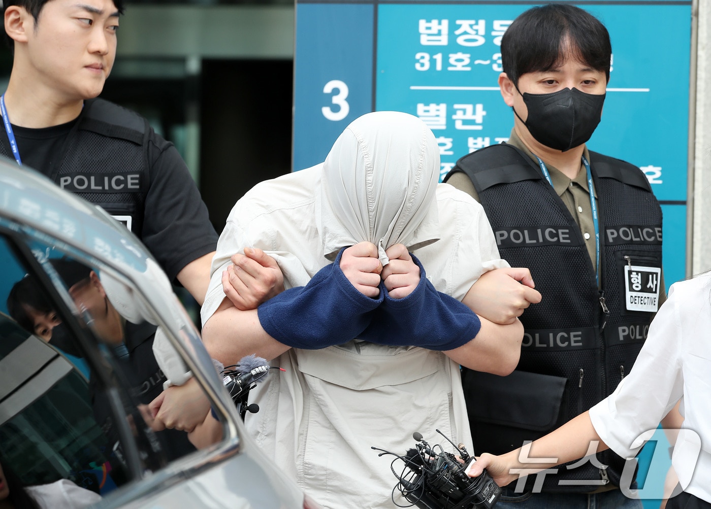 경북 경산에서 20대 중국인 여성 유학생을 살해한 혐의(살인 등)로 구속된 중국인 대학 강사 A 씨가 지난 27일 오전 구속 전 피의자 심문(영장실질심사)을 마친 뒤 대구지방법원을 나서고 있다. 2026.8.27 ⓒ 뉴스1 공정식 기자