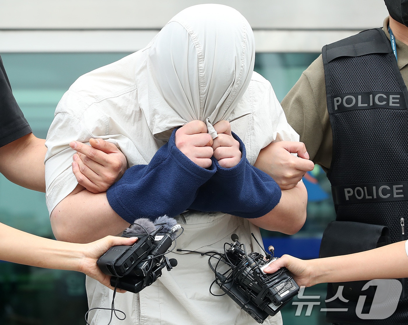 20대 중국인 여성 유학생을 살해한 혐의(살인 등)를 받는 A 씨가 27일 오전 구속 전 피의자 심문(영장실질심사)을 마친 뒤 대구지방법원을 나서고 있다. 2026.8.27 ⓒ 뉴스1 공정식 기자