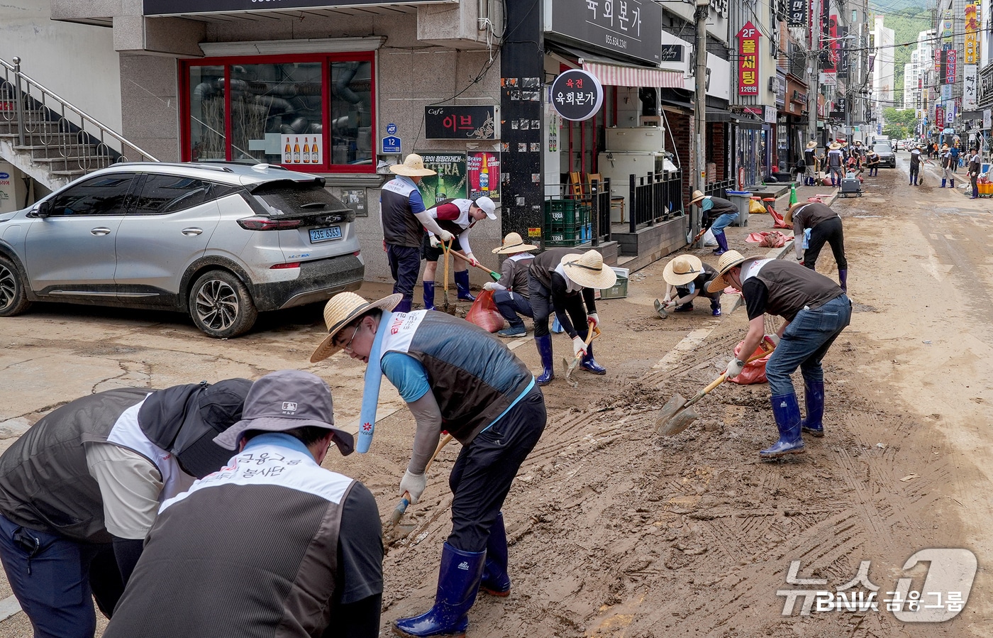지난 19일 BNK금융그룹 임직원들이 수해 현장에서 복구작업을 돕는 모습 (BNK금융 제공. 재판매 및 DB금지)