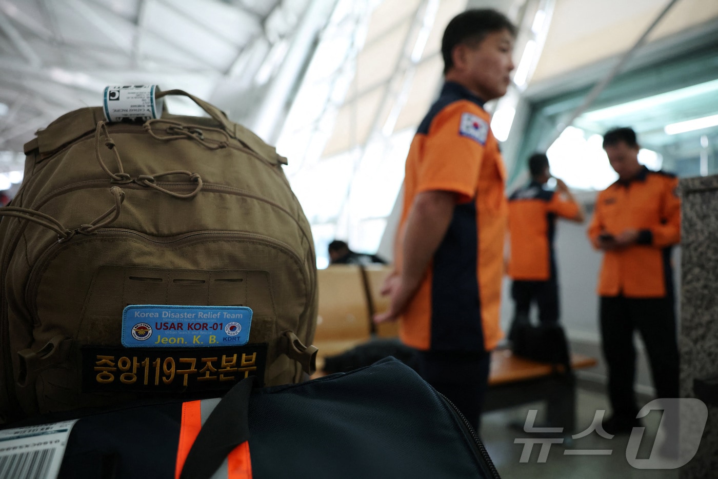 27일 네팔로 급파된 대한민국 외교부 신속대응팀이 인천국제공항에서 탑승 수속을 기다리고 있다. 신속대응팀은 외교부와 경찰청, 소방청 소속 인원으로 구성됐으며, 현지에 도착하는 대로 네팔 당국과 협조해 연락이 끊긴 우리 국민에 대한 수색·구조 활동을 지원할 계획이다. 2026.08.27. ⓒ 로이터=뉴스1