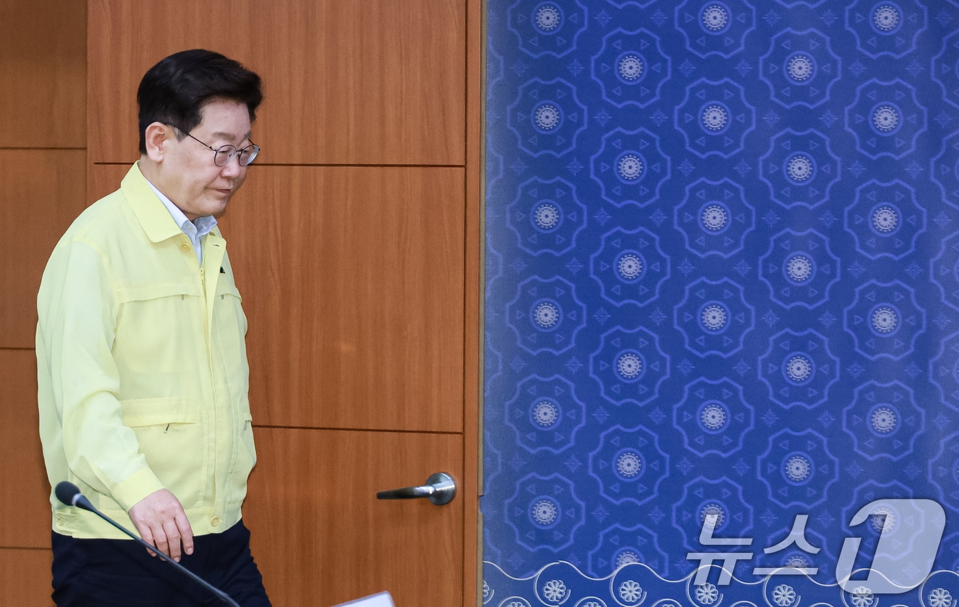 이재명 대통령이 지난 27일 서울 종로구 외교부 청사에서 열린 네팔 홍수 대응 긴급회의에 입장하고 있다. (청와대통신사진기자단) 2026.8.27 ⓒ 뉴스1 이재명 기자
