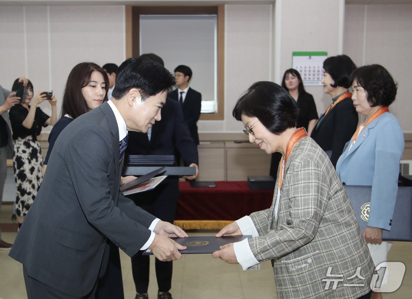 김대중 교육감이 27일 8월말 퇴직교원에게 정부포상을 전수하고 있다.(전남광주통합특별시교육청 제공, 재판매 및 DB 금지)/뉴스1 