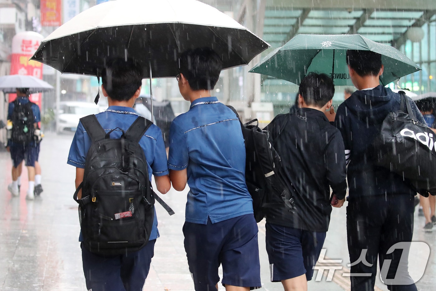 대구 수성구 달구벌대로 담티고개 인근에 서 하굣길 학생들이 우산으로 비를 피하며 발걸음을 재촉하고 있다. 2026.8.27 ⓒ 뉴스1 공정식 기자