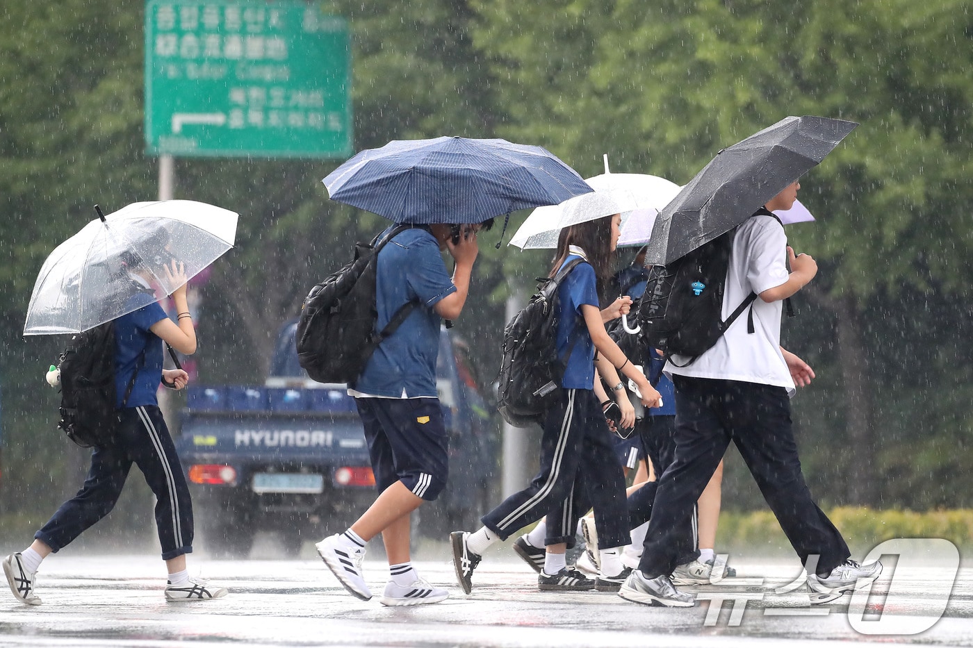 27일 오후 대구 수성구 달구벌대로 담티고개 인근에 천둥번개를 동반한 소나기가 내리자 하굣길 학생들이 발걸음을 재촉하고 있다. 2026.8.27 ⓒ 뉴스1 공정식 기자