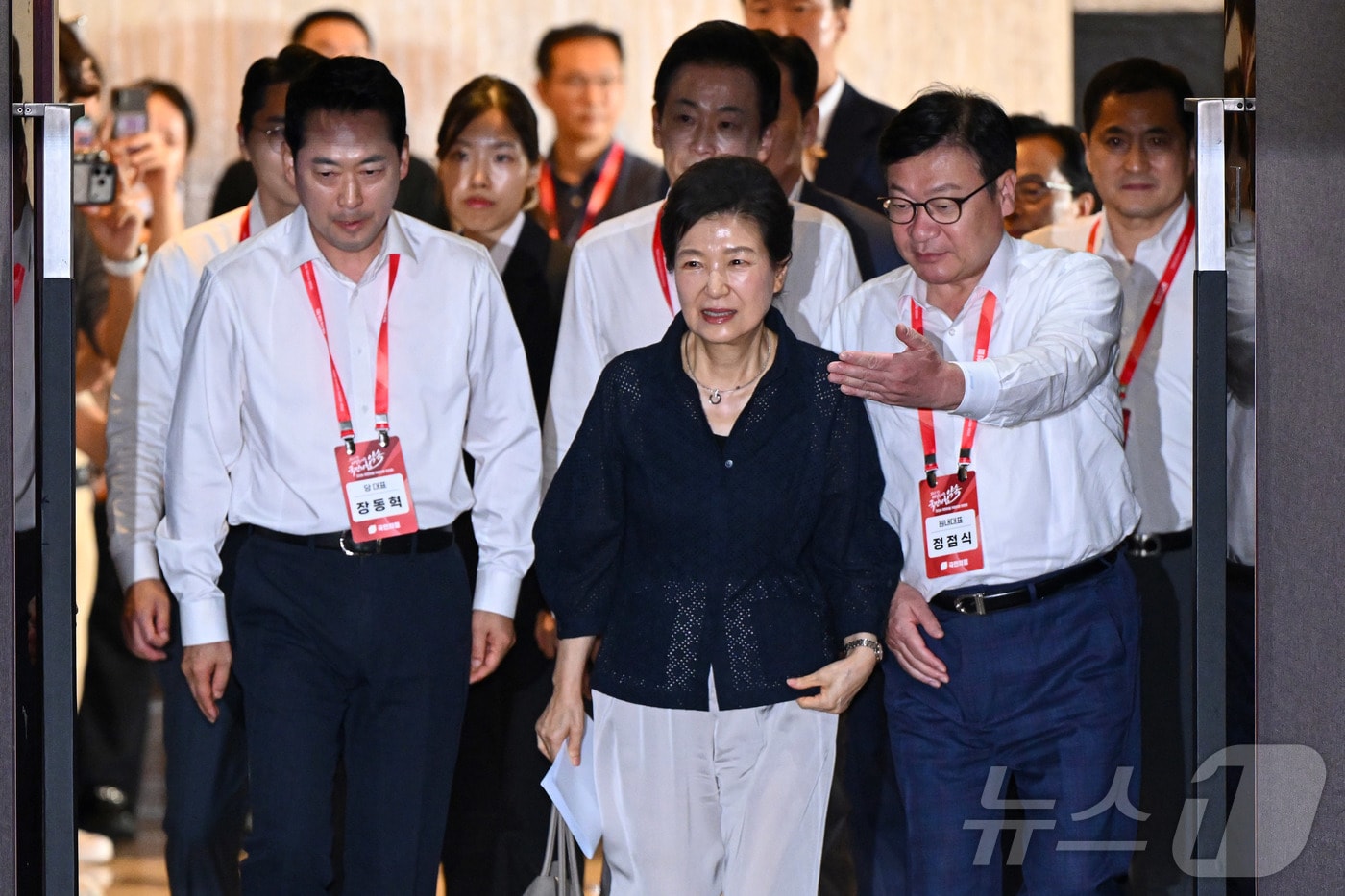 박근혜(가운데) 전 대통령이 27일 정점식 국민의힘 원내대표 안내에 따라 장동혁(왼쪽) 대표와 함께 경기 고양시 소노캄 고양에서 열린 2026 국민의힘 국회의원 연찬회에장에 들어서고 있다. (공동취재) 2026.8.27 ⓒ 뉴스1 황기선 기자