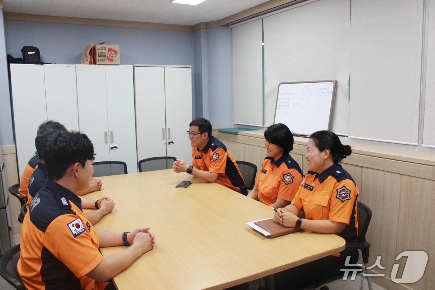 백승두 충남소방본부장(오른쪽 세번째)이 119특수대응단을 방문해 직원들의 의견을 청취하고 있다. (충남소방본부 제공, 재판매 및 DB금지) / 뉴스1