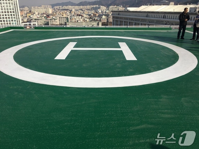 소방당국이 소방헬기 이착륙 지점을 점검하고 있다.(사진=전남광주통합특별시 제공. 재판매 및 DB 금지.)