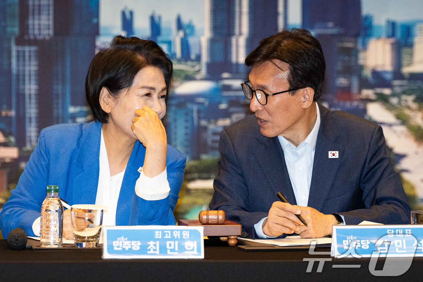 김민석 더불어민주당 대표와 최민희 최고위원이 28일 인천 영종구 인스파이어 엔터테인먼트 리조트에서 열린 최고위원회의에서 대화하고 있다. 2026.8.28 ⓒ 뉴스1 유승관 기자