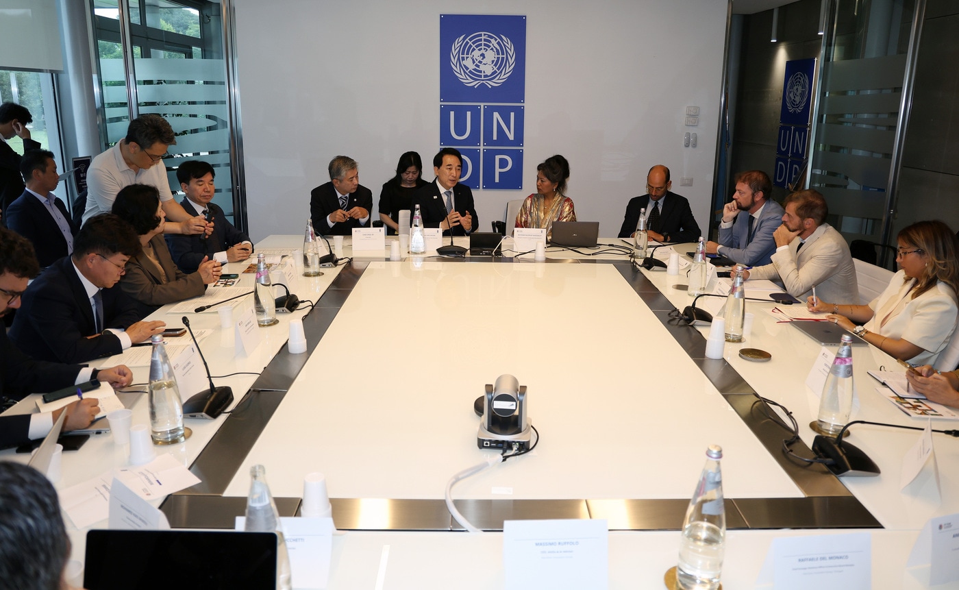 UNDP AI 허브를 찾은 박수현 지사(윗줄 가운데)와 UNDP 관계자들이 회의 중인 모습.(충남도 제공. 재판매 및 DB금지)/뉴스1