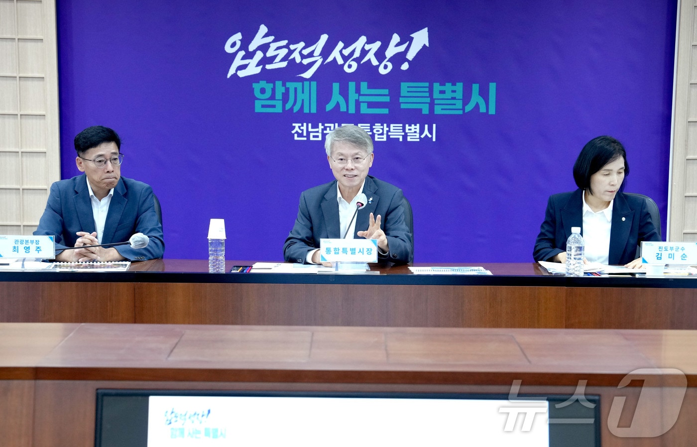 민형배 전남광주통합특별시장이 28일 무안청사 서재필실서 열린 ‘2026 명량대첩축제 연출계획 공유회’에서 명량대첩축제 개막식 연출계획 및 운영계획 등을 공유하며 관계자들을 격려하고 있다.(전남광주통합특별시 제공. 재판매 및 DB금지) 2026.8.28