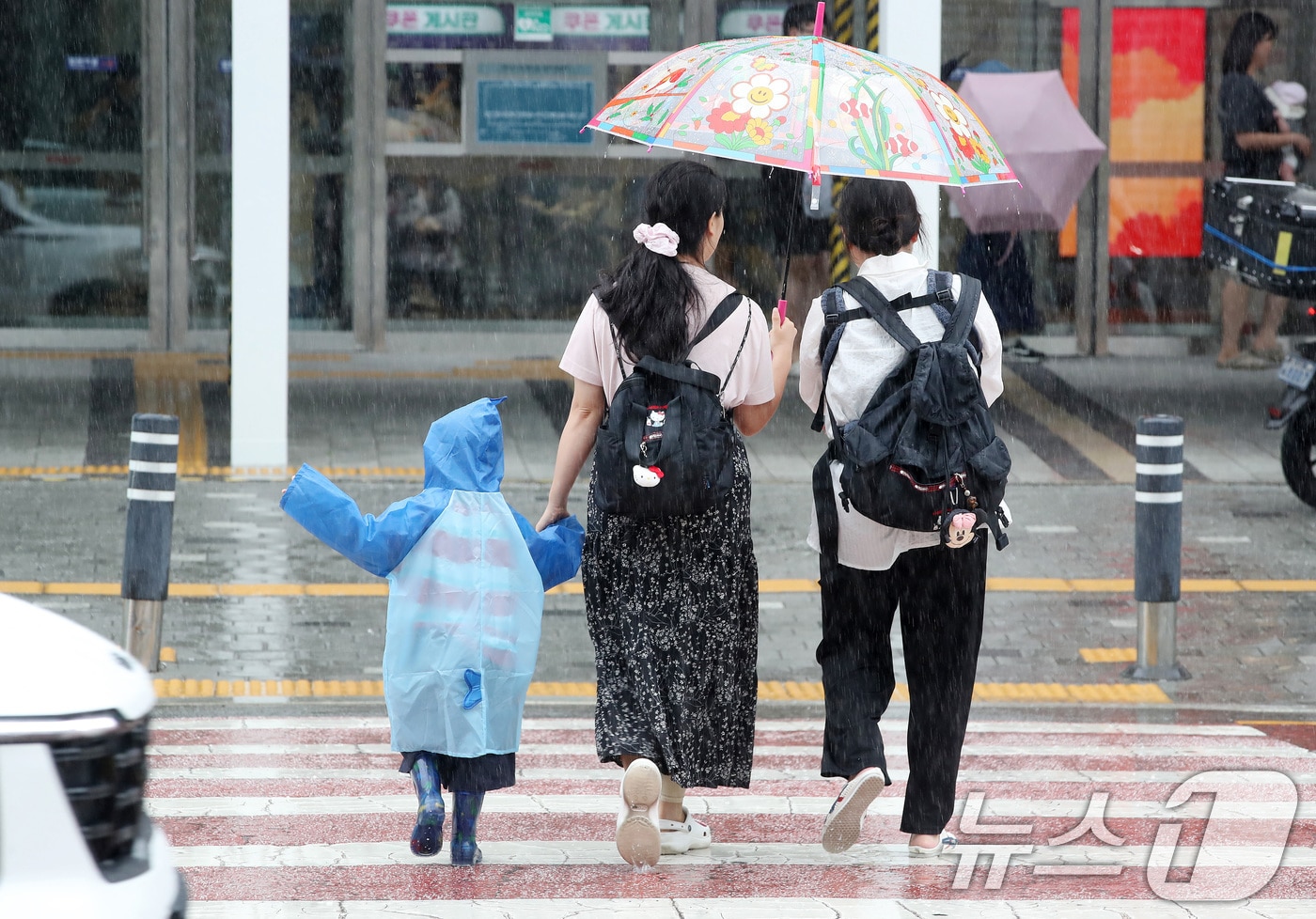 28일 대구 북구 엑스코 앞에서 비옷을 입은 어린이가 엄마와 함께 횡단보도를 건너고 있다. 2026.8.28 ⓒ 뉴스1 공정식 기자