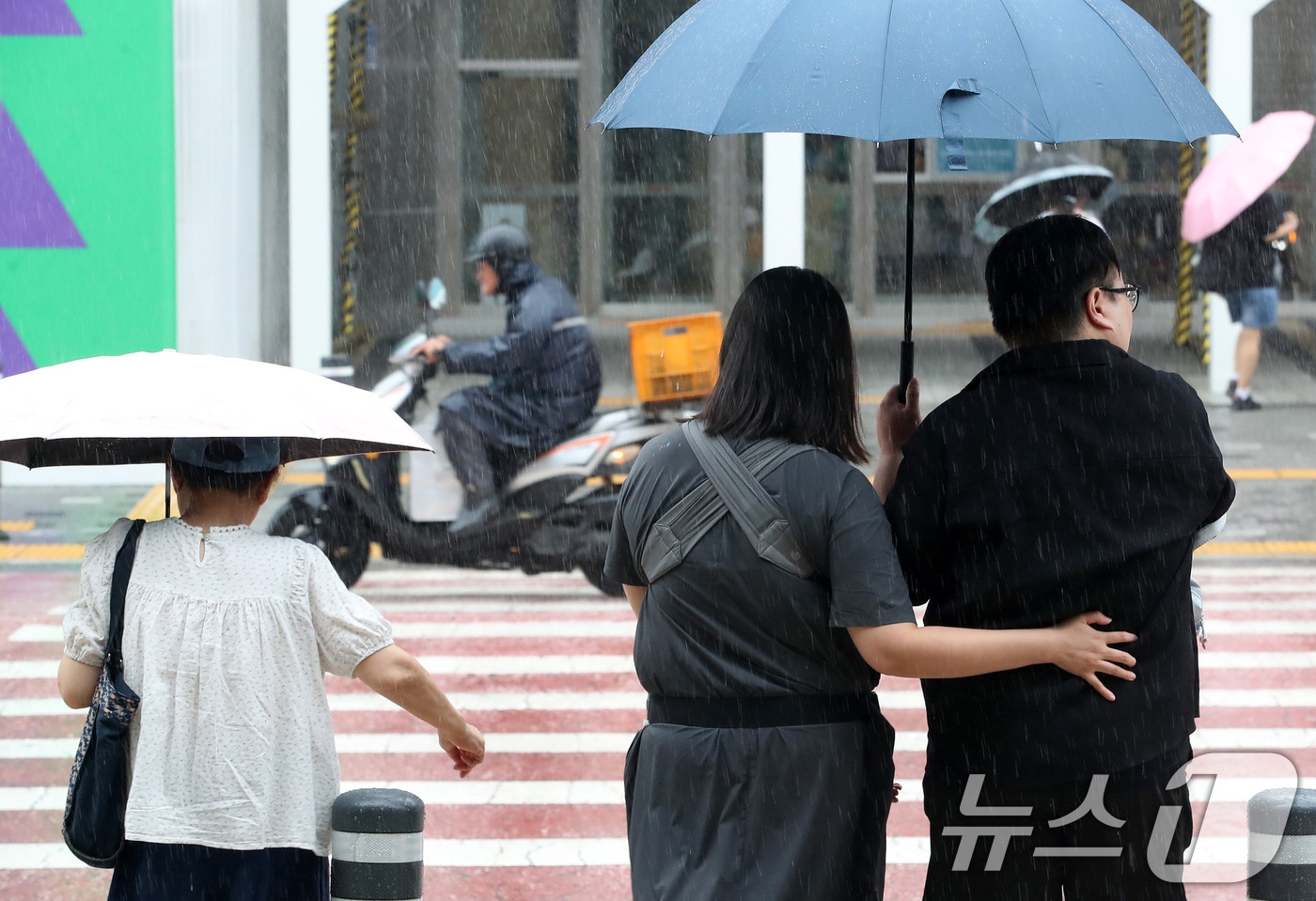 28일 대구 북구 엑스코 앞 횡단보도에서 우산을 쓴 시민들이 전시장으로 걸어가고 있다. 2026.8.28 ⓒ 뉴스1 공정식 기자