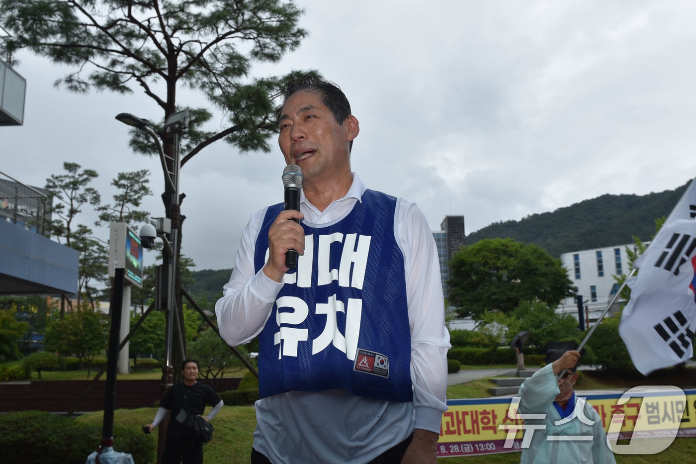 손훈모 순천시장이 28일 오후 순천대학교 앞에서 삼보일배를 마친 후 특별시를 향해 의과대학 후보지 심사를 공정하게 진행해야 한다고 촉구하고 있다. 2026.8.28 ⓒ 뉴스1 김성준 기자