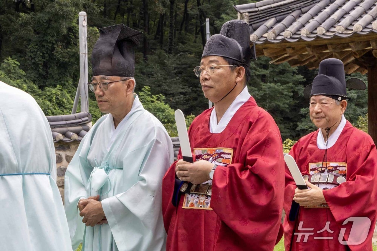 김찬술 대덕구청장이 회덕향교에서 고유제를 봉행하고 있다.(대덕구 제공. 재판매 및 DB금지)
