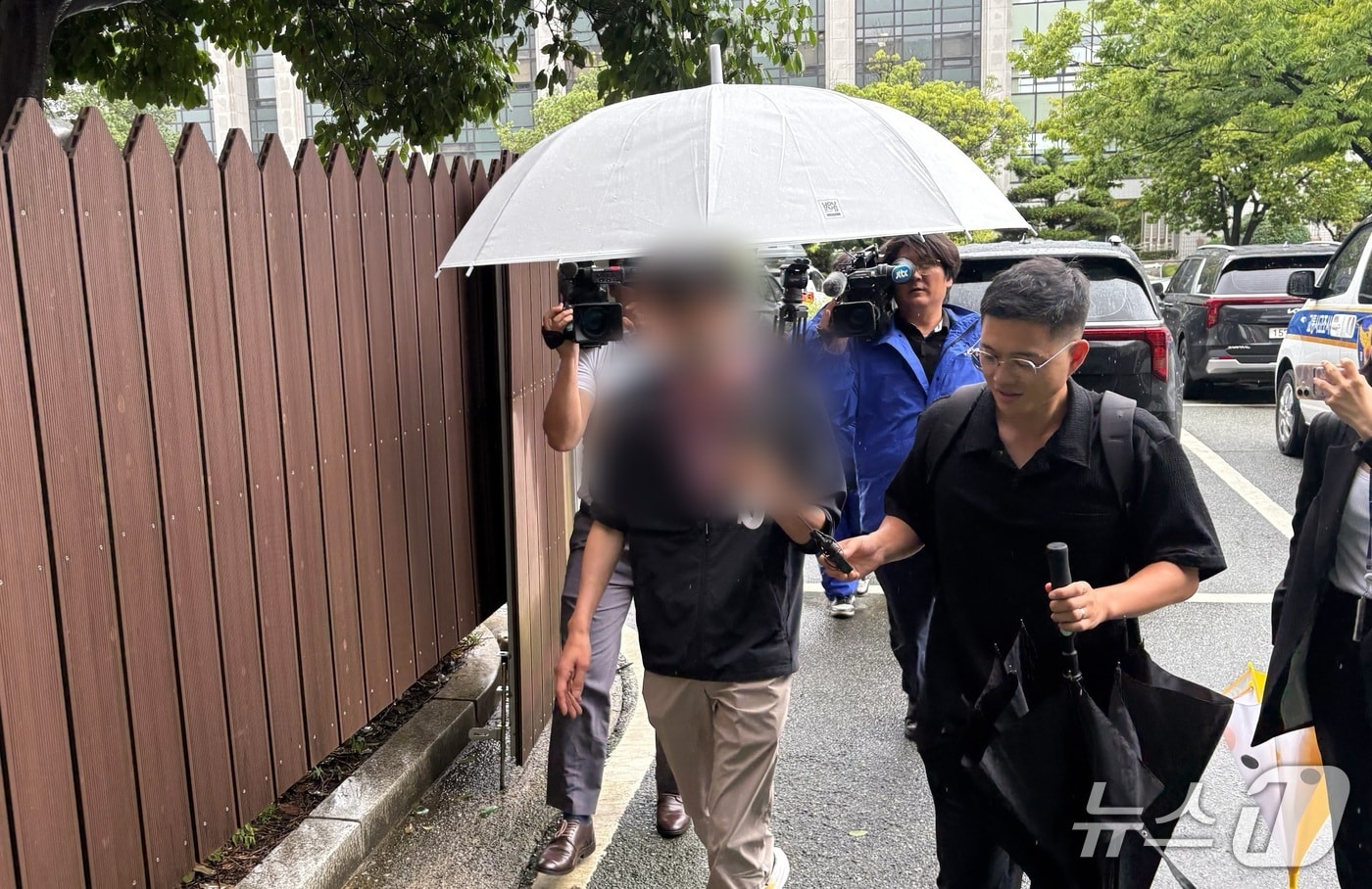 지난 6·3지방선거 과정에서 불거진 박완수 경남지사 선거캠프의 '딥페이크 영상 제작 및 관권선거 의혹'에 연루된 경남도청 전 공무원 C 씨가 28일 오후 구속 전 피의자 심문(영장실질심사)을 받기 위해 창원지법에 들어서고 있다. 2026.8.28/뉴스1 강정태 기자