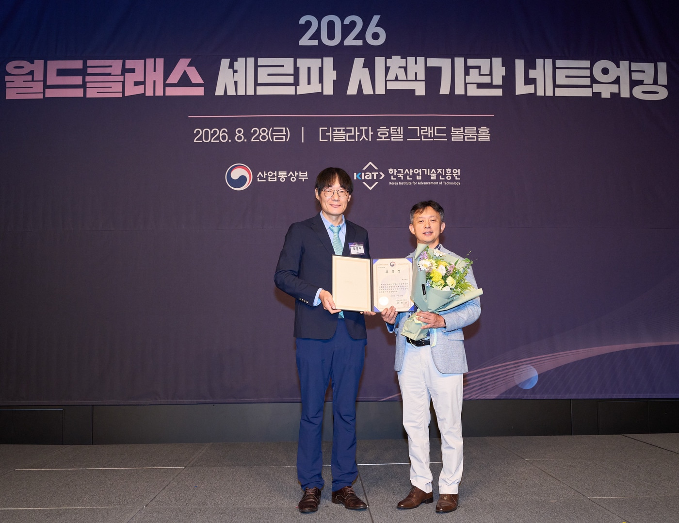 (왼쪽부터)안응수 산업통상자원부 중견기업지원과 과장, 박성수 대웅제약 대표가 기념촬영을 하고 있다. (대웅 제공)