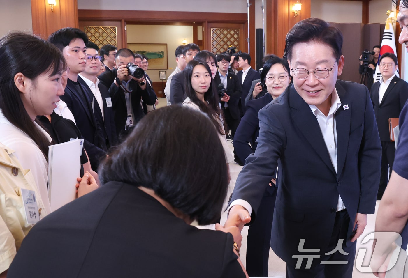 이재명 대통령이 28일 청와대에서 열린 청년 예산 언박싱 2027을 마친 뒤 참석자들과 인사하고 있다. (청와대통신사진기자단) 2026.8.28 ⓒ 뉴스1 허경 기자
