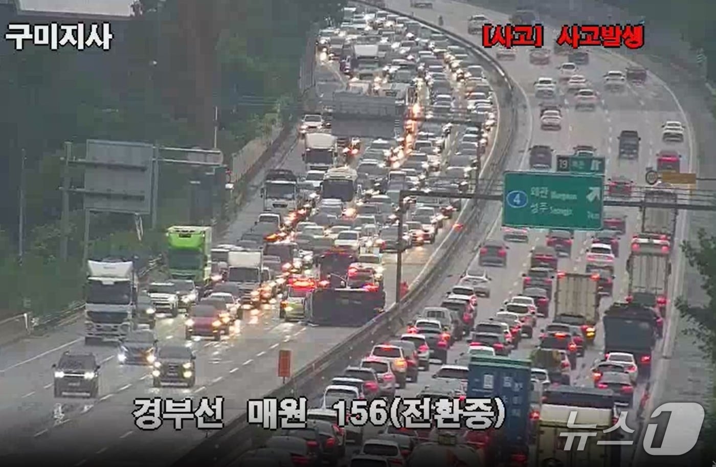 28일 오후 4시 7분쯤 경북 칠곡군 왜관읍 삼청리 경부고속도로 서울방향 154.7km 지점서 대동맥박리 진단환자 이송중이던 사설 구급차가 빗길에 미끄러지면서 전도되는 사고가 발생했다.(경북소방본부 제공. 재판매 및 DB금지)/뉴스1