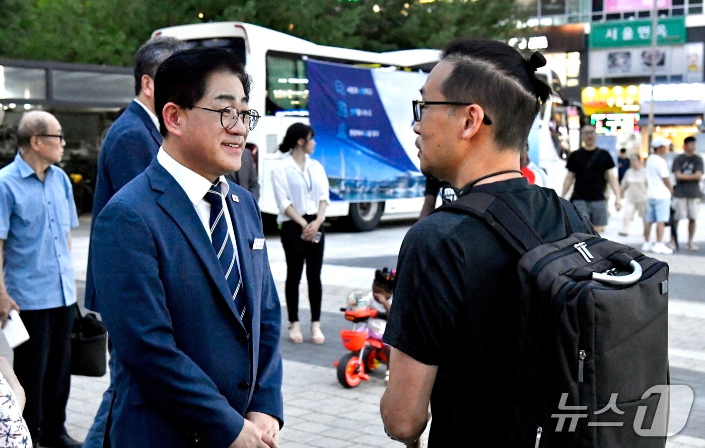 이기형 김포시장이 28일 김포골드라인 구래역에서 만난 시민 의견을 청취하고 있다.(경기 김포시 제공/뉴스1)