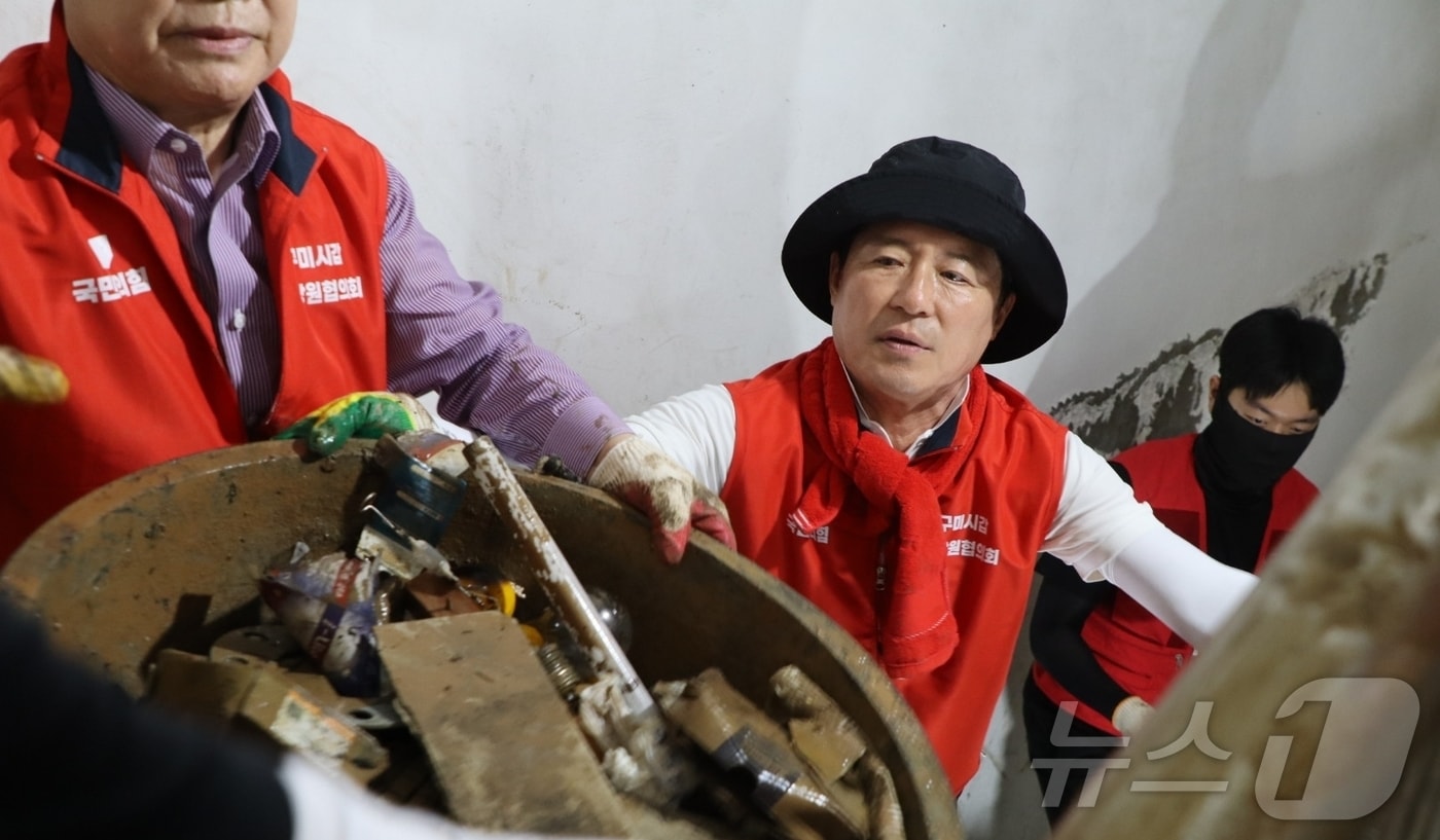구자근 국민의힘 의원과 경북 구미시갑 시·도의원, 당직자들이 29일 폭우로 피해를 입은 경남 거제시 고현동 회원프라자 건물에서 수해 복구 활동을 벌이고 있다. (구자근 의원실 제공. 재판매 및 DB금지) ⓒ 뉴스1 정우용 기자