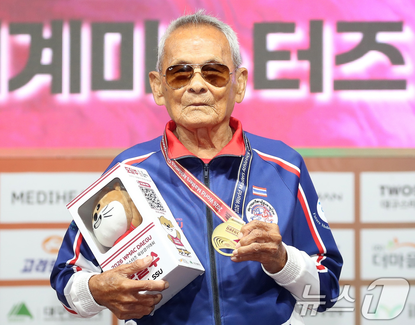 29일 대구스타디움 서편광장에서 열린 '2026 대구세계마스터즈육상경기대회' 창던지기 종목 시상식에서 이번 대회 최고령 참가자로 출전해 금메달을 차지한 사왕 잔프람(106·태국) 선수가 포즈를 취하고 있다. 2026.8.29 ⓒ 뉴스1 공정식 기자