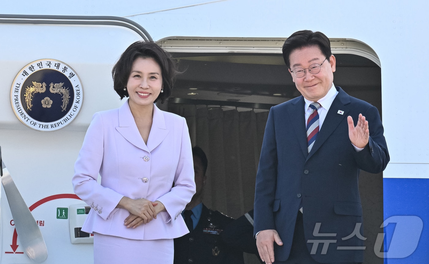 이재명 대통령과 김혜경 여사가 2일(현지시간) 독일 프랑크푸르트 국제공항에서 공군1호기에 올라 환송객들에게 인사하고 있다. 2026.8.3 ⓒ 뉴스1 허경 기자