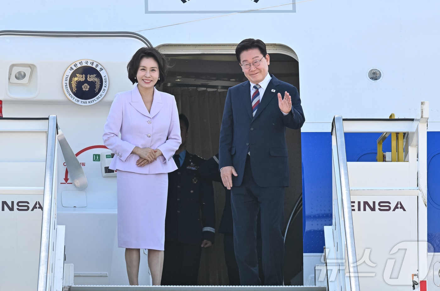 이재명 대통령과 김혜경 여사가 2일(현지시간) 독일 프랑크푸르트 국제공항에서 공군1호기에 올라 환송객들에게 인사하고 있다. 2026.8.3 ⓒ 뉴스1 허경 기자