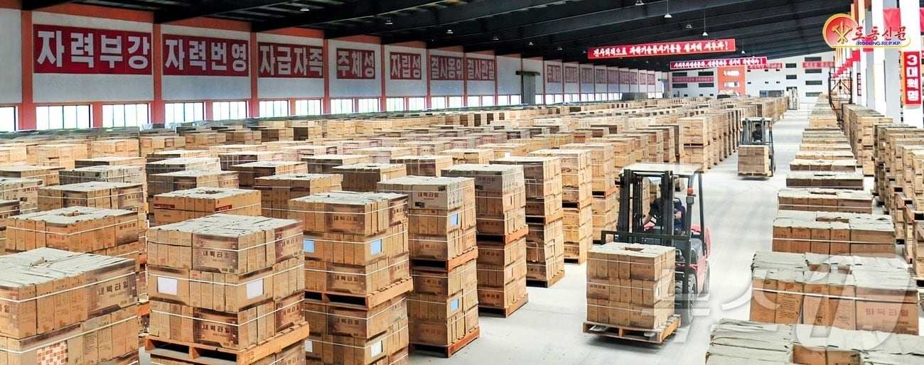 (평양 노동신문=뉴스1) = 북한 노동당 기관지 노동신문은 3일 "노동당 제9차 대회가 제시한 새로운 5개년 계획의 첫해 투쟁 목표를 기어이 점령하기 위한 전인민적 총진군이 힘차게 벌어지는 사회주의 건설의 전구마다에 비약과 혁신의 기상이 나래치고 있다"라고 보도했다. [국내에서만 사용가능. 재배포 금지. DB 금지. For Use Only in the Republic of Korea. Redistribution Prohibited] rodongphoto@news1.kr
