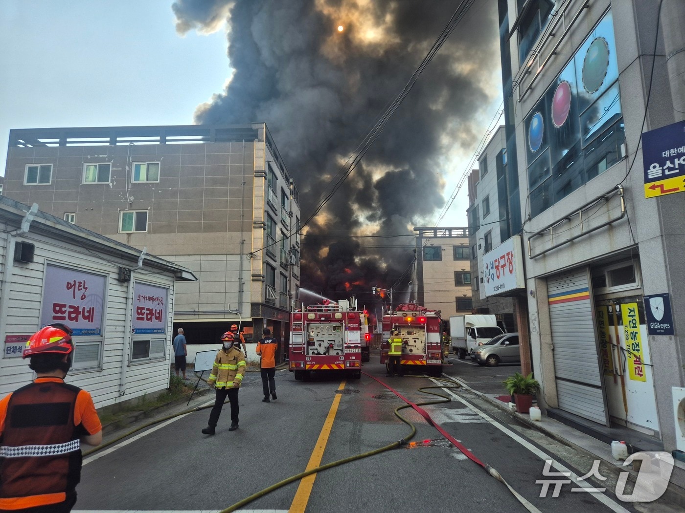 울산 소방이 3일 오전 8시 20분께 울산 남구 한 페인트 공장에서 난 불을 끄고 있다.(울산소방본부 제공. 재판매 및 DB금지)/뉴스1