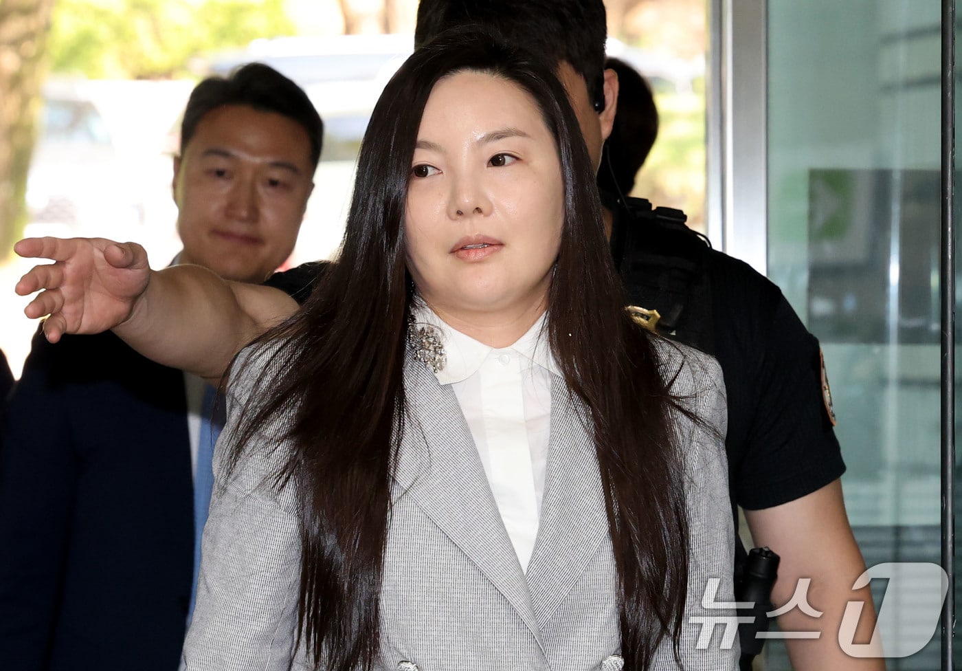 300억 원대 사기 혐의를 받는 연예기획사 원헌드레드 레이블 차가원 대표가 3일 오전 서울 서초구 서울중앙지방법원에서 열린 구속 전 피의자 심문(영장실질심사)에 출석하고 있다. 2026.8.3 ⓒ 뉴스1 이광호 기자