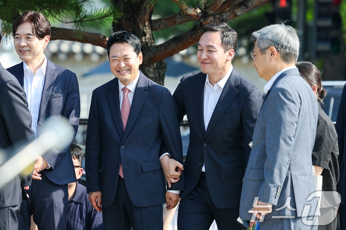김민수 국민의힘 최고위원이 지난 3일 오전 서울 종로구 청와대 사랑채 분수대 앞에서 열린 '보완수사권 폐지 악법 거부권 촉구 현장 최고위원회의'에 참석해 장동혁 대표 팔짱을 끼고 있다. 2026.8.3 ⓒ 뉴스1 안은나 기자