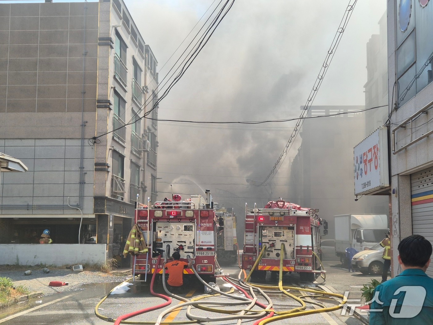 3일 오전 8시 20분께 울산 남구 한 페인트 창고에서 불이 나 연기가 하늘로 퍼지고 있다. 2026.8.3 ⓒ 뉴스1 박정현 기자