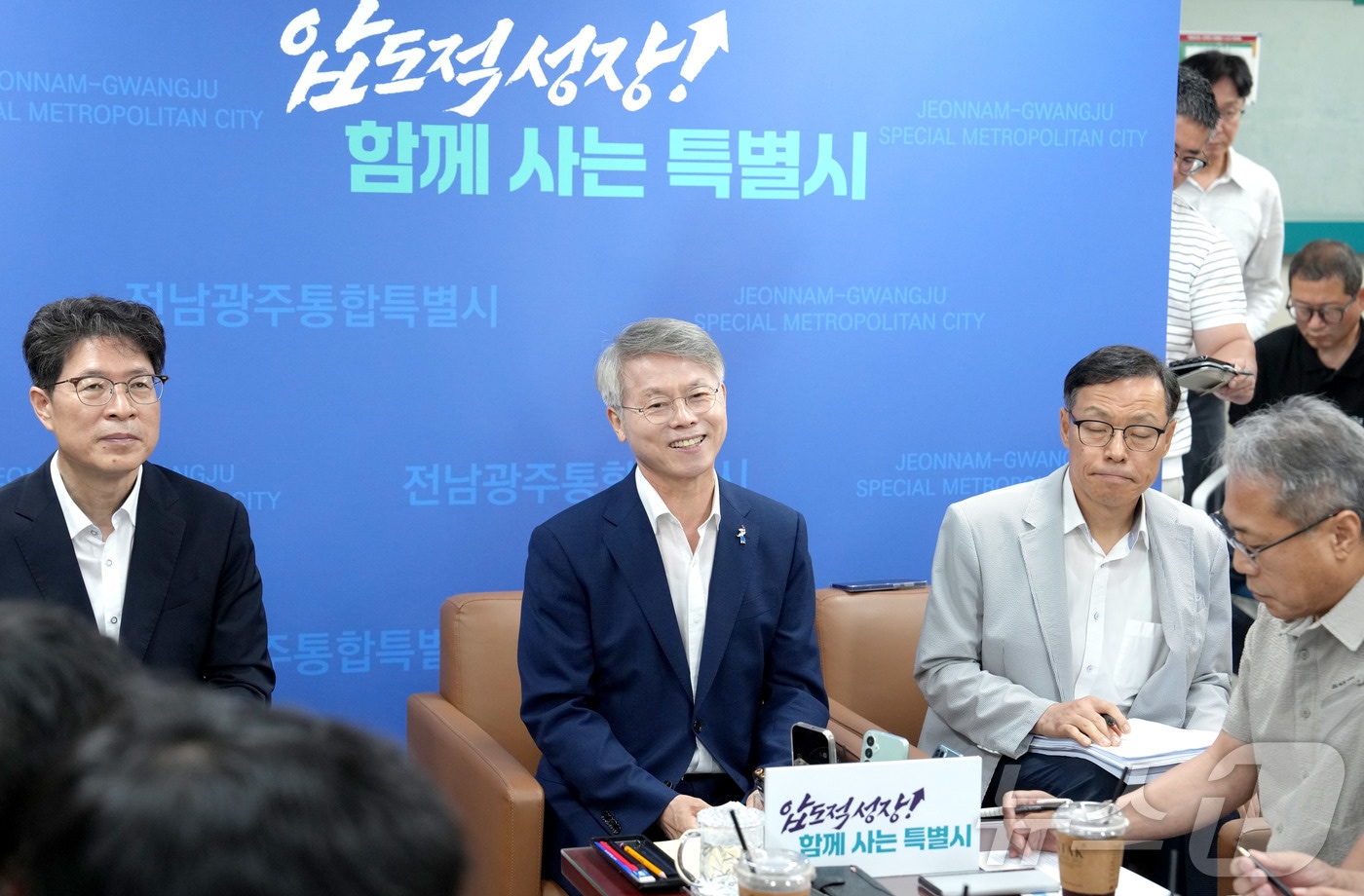 민형배 전남광주통합특별시장이 3일 통합특별시 출범 한 달을 맞아 무안청사 기자실에서 ‘행정통합 어디까지 와있나’라는 주제로 기자간담회를 갖고 그동안의 성과 및 추진중인 통합과제 후속조치 계획 등을 발표하고 있다.(전남광주통합특별시 제공. 재판매 및 DB금지) 2026.8.3 ⓒ 뉴스1 전원 기자