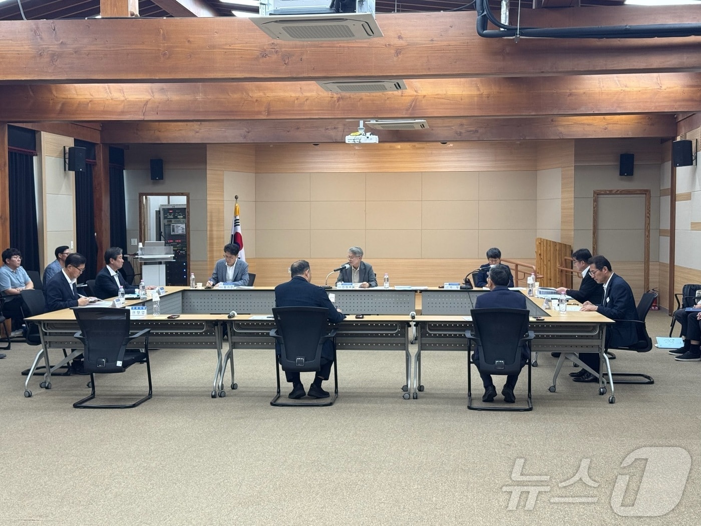 전남광주통합특별시는 2일 오후 장흥에서 강성휘 목포시장, 손훈모 순천시장, 김원이 ·권향엽·김문수 국회의원, 송하철 목포대 총장, 이병운 순천대 총장과 대학 통합 및 의과대학 신설에 대한 회의를 진행하고 있다. (목포시 제공. 재판매 및 DB금지) ⓒ 뉴스1