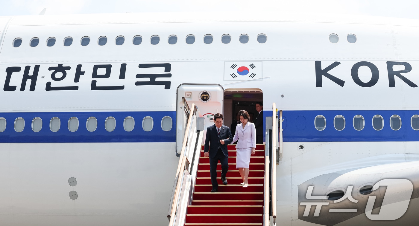 미국·남미 순방 일정을 마친 이재명 대통령과 김혜경 여사가 3일 경기 성남 서울공항에 도착해 이동하고 있다. 2026.8.3 ⓒ 뉴스1 허경 기자