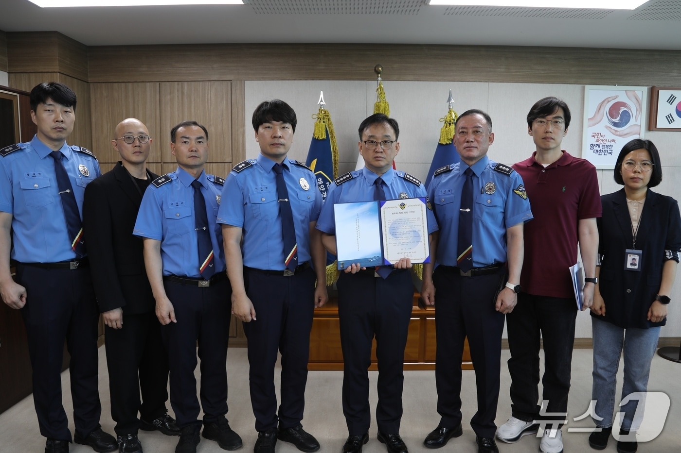 장윤석 보령해양경찰서장(오른쪽 네번째)과 과장급 인사들이 3일 '반부패·청렴 실천 서명식'을 진행한 뒤 사진촬영을 하고 있는 모습. (보령해경 제공, 재판매 및 DB금지) / 뉴스1