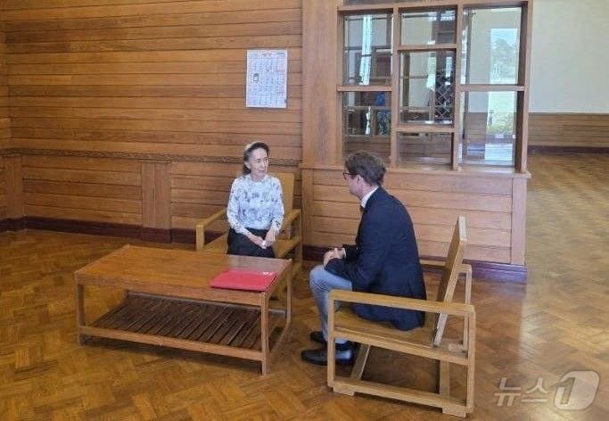 아웅산 수 치 전 국가고문이 3일(현지시간) 수도 네피도에서 국제적십자위원회(ICRC) 미얀마 상주 대표인 아르노 드 백과 만나고 있다. 2026.8.3 ⓒ 로이터=뉴스1