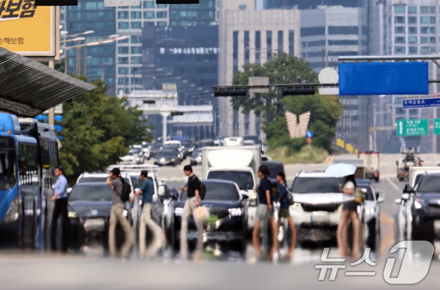 전국 대부분의 지역에 폭염 특보가 내려진 3일 오후 서울 여의도 일대 아스팔트 도로에서 아지랑이가 피어오르고 있다. 2026.8.3 ⓒ 뉴스1 구윤성 기자
