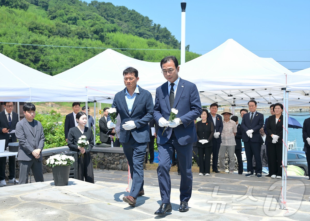 서영학 여수시장이 3일 이야포·두룩여 미군폭격사건 76주년 추모제에서 헌화를 위해 이동하고 있다. (여수시 제공. 재판매 및 DB금지) ⓒ 뉴스1