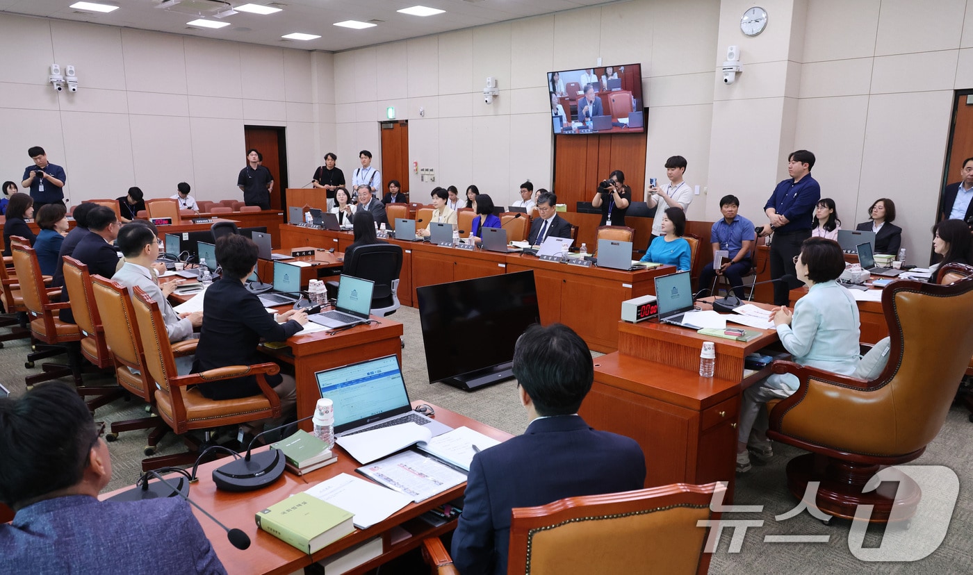김정재 위원장이 3일 서울 여의도 국회에서 열린 성평등가족위원회 전체회의를 주재하고 있다. 2026.8.3 ⓒ 뉴스1 신웅수 기자