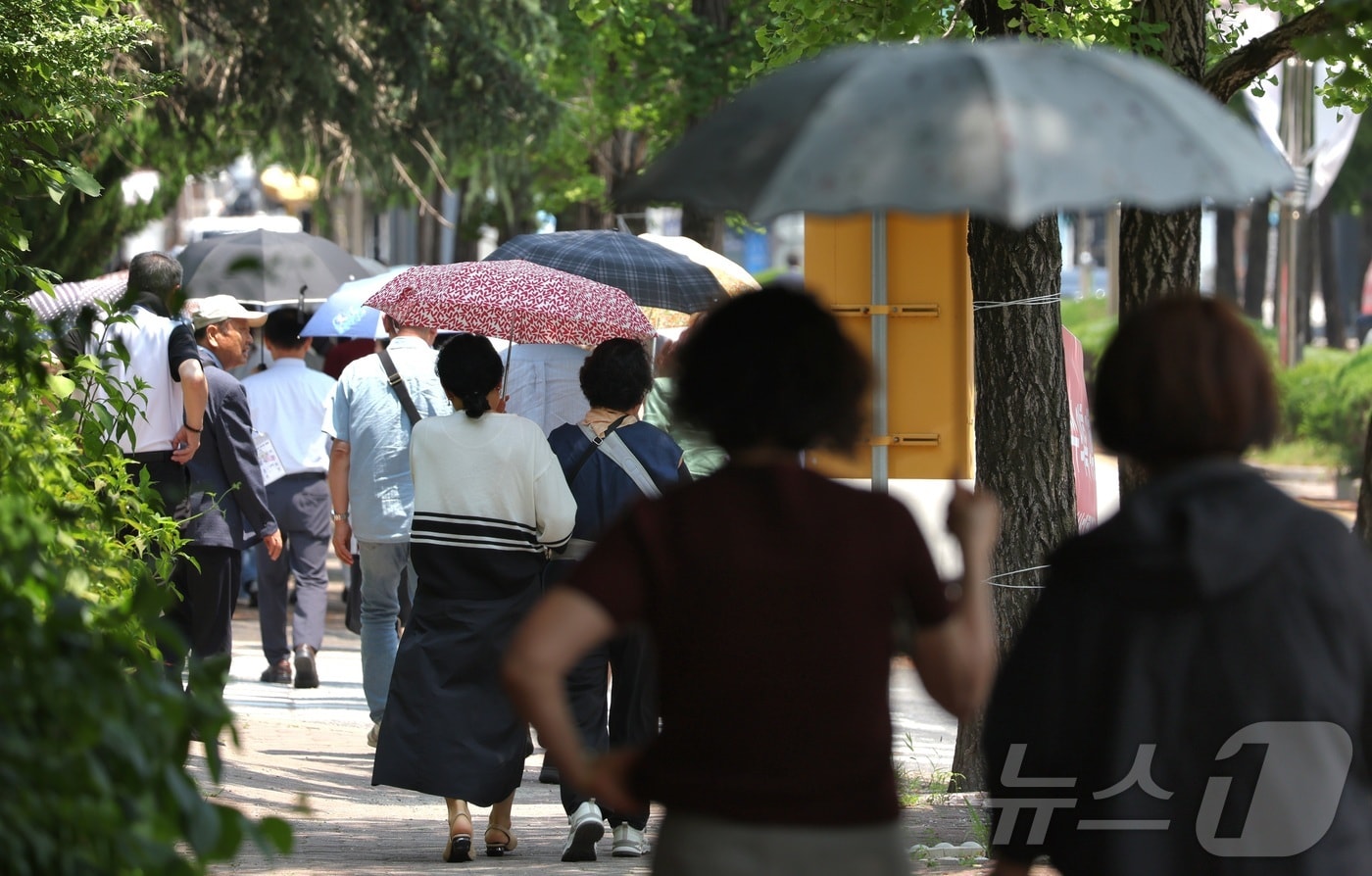 연일 폭염이 기승을 부리고 있는 3일 전북 전주시 전주대학교에서 양산을 쓴 시민들이 발걸음을 옮기고 있다. 2026.8.3 ⓒ 뉴스1 유경석 기자