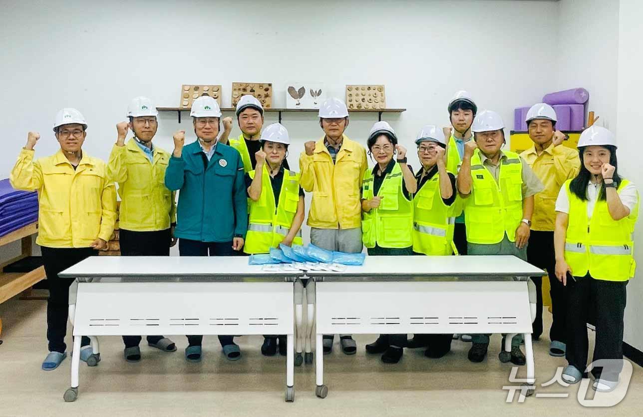 황성태(왼쪽 세 번째) 한국산림복지진흥원장 직무대행과 임직원들이 국립대전숲체원에서 안전한 근무환경 조성을 다짐하고 있다.(한국산림복지진흥원 제공. 재판매 및 DB금지)/뉴스1