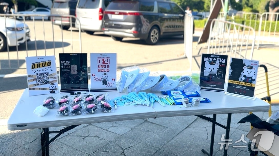 부산 동래경찰서는 지난달 31일부터 지난 2일까지 부산 사직실내체육관에서 열린 그룹 보이넥스트도어(BOYNEXTDOOR) 월드투어 'KNOCK ON Vol.2 IN BUSAN' 공연장에서 맞춤형 범죄 예방 홍보를 실시했다. (동래경찰서 제공. 재판매 및 DB금지)